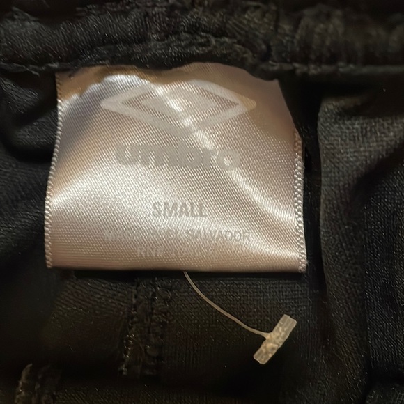 ⚽️🖤UMBRO KIDS SHORTS • SIZE SMALL🖤⚽️ - Picture 3 of 4